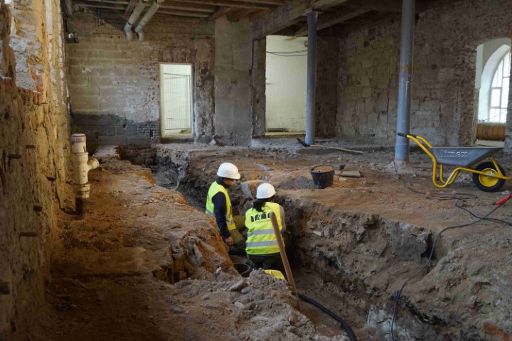 Schwäbisch Gmünd, JVA Gotteszell: Dokumentation eines Längsprofils durch den Ostflügel der ehemaligen Klausur des Dominikanerinnenklosters, © ArchaeoConnect, M. Schmid